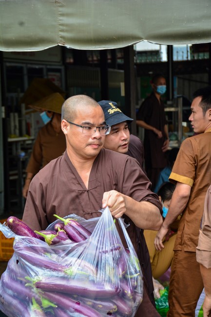Continuing to support people in need in the Covid-19 pandemic of Hoang Phap Pagoda (series 4)